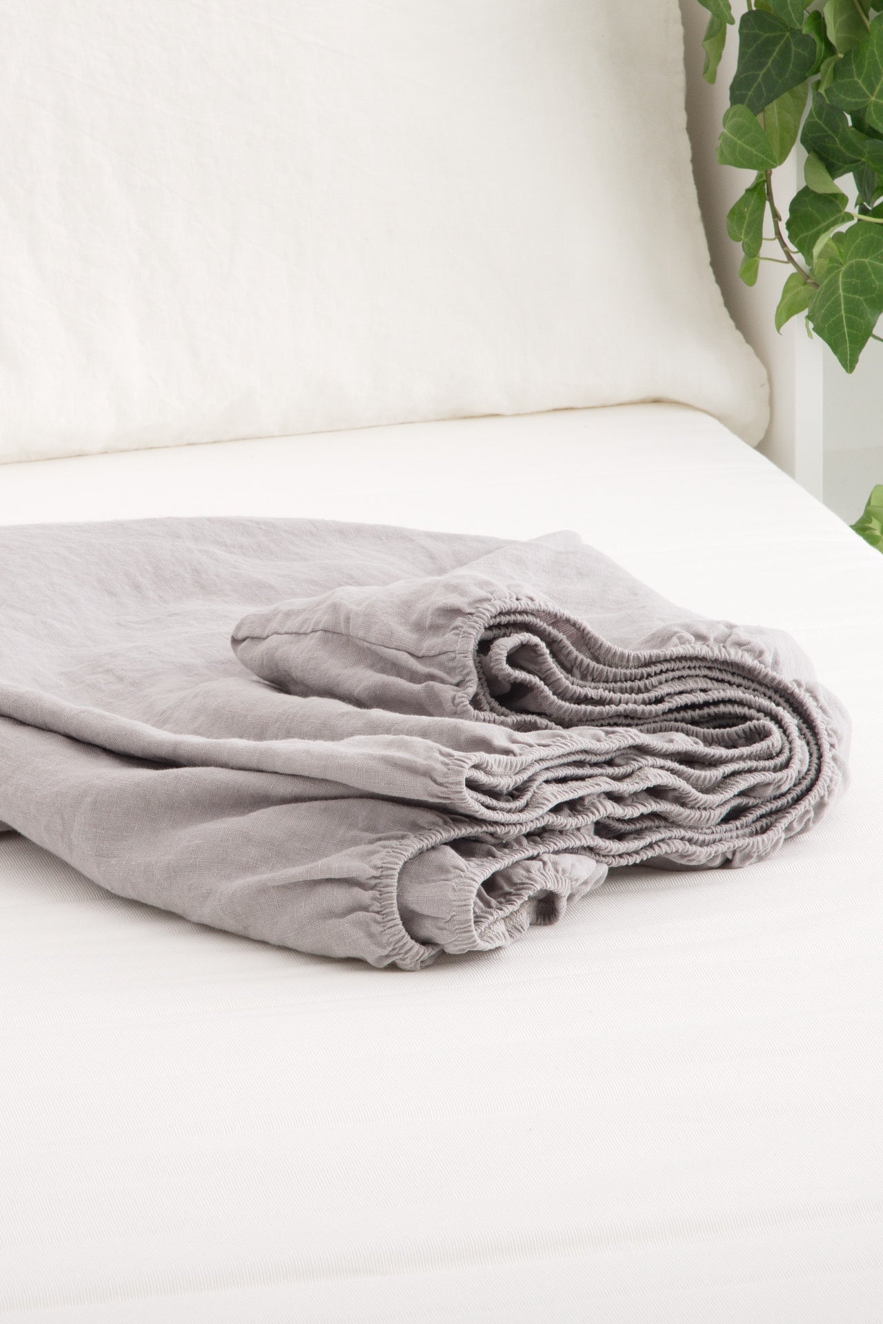 Linen sheet with elastic edging