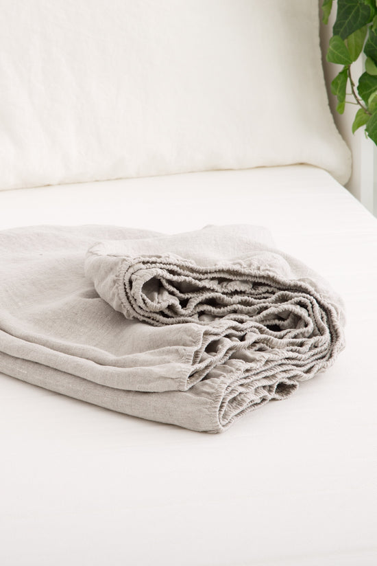 Linen sheet with elastic edging