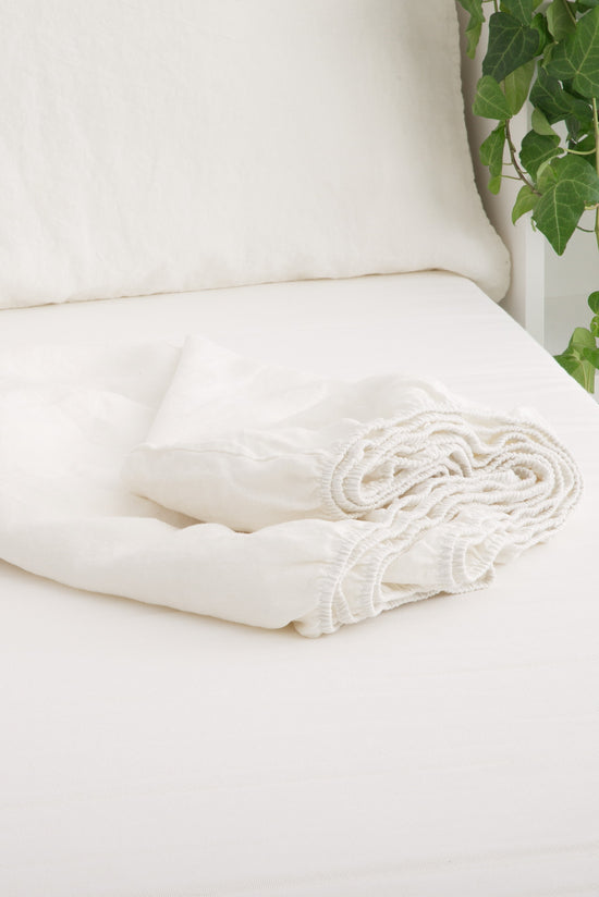 Linen sheet with elastic edging