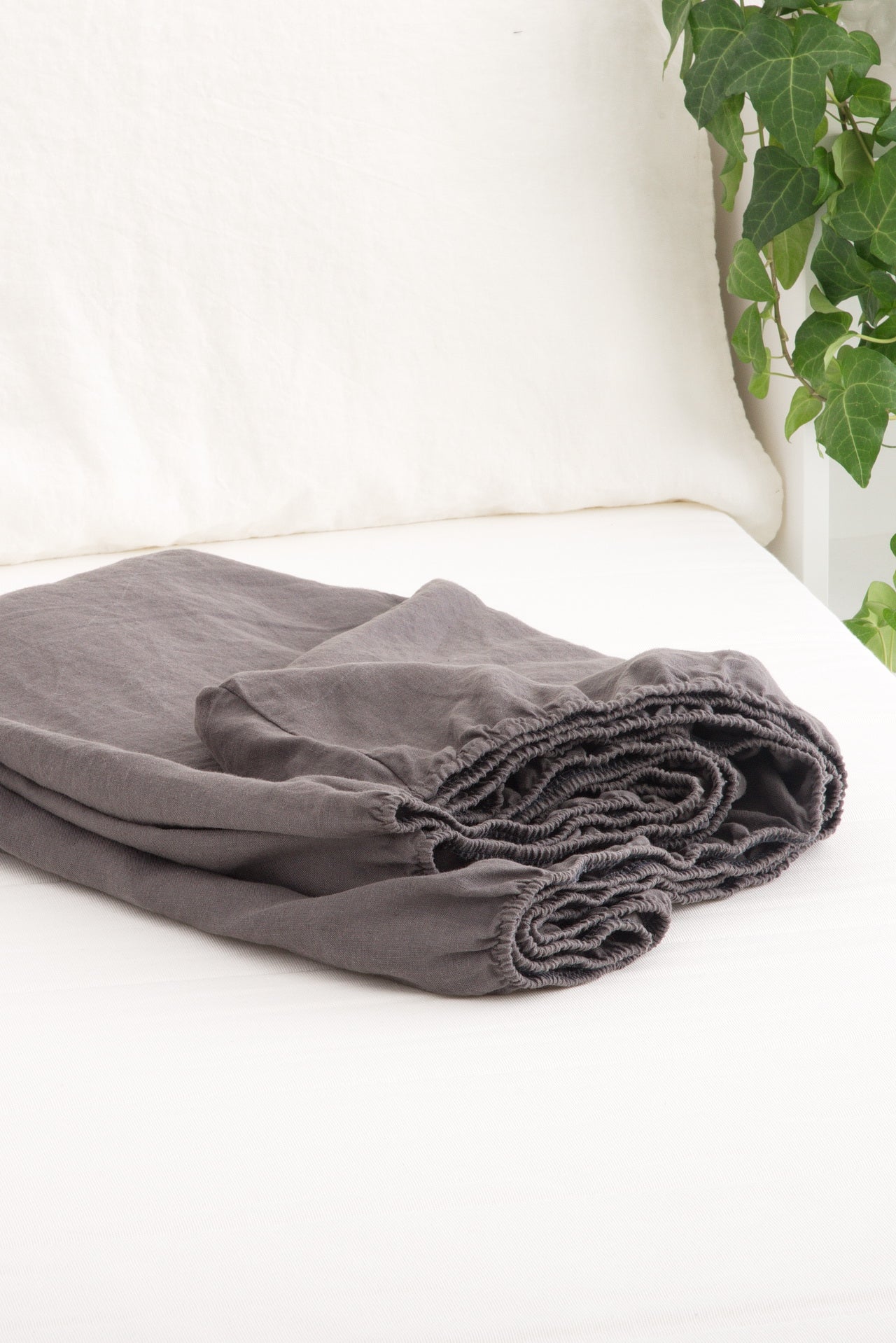 Linen sheet with elastic edging